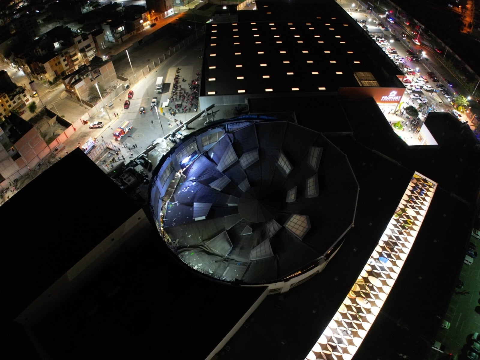 Derrumbe en centro comercial de Perú