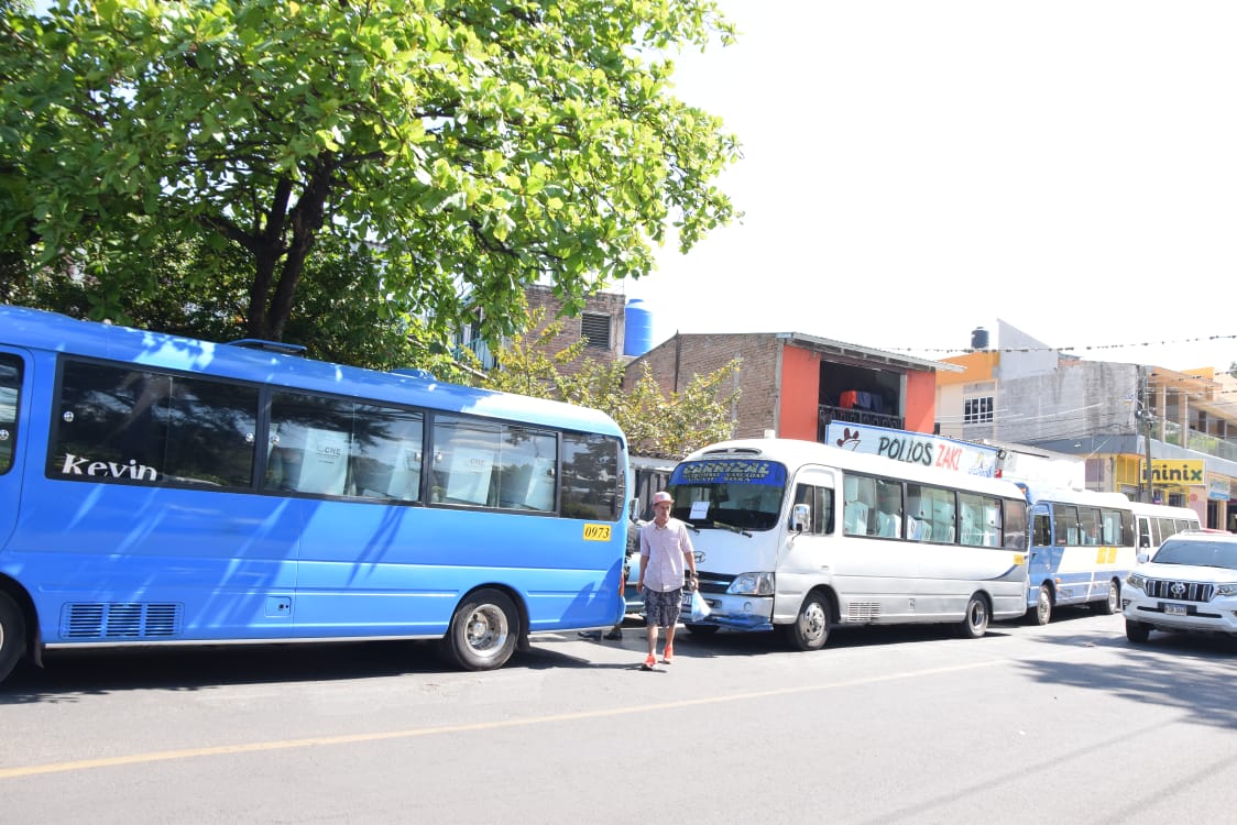 Al menos 6 buses con maletas del Partido Liberal varados en la colonia El Hogar
