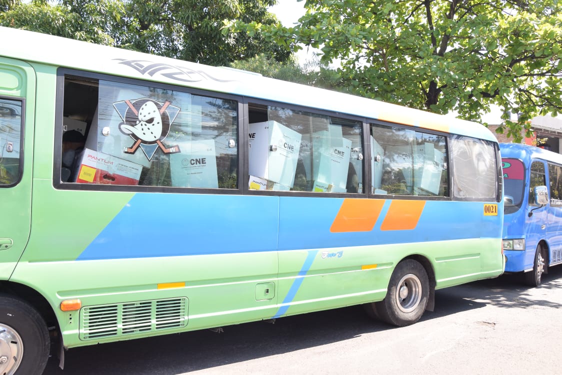 Al menos 6 buses con maletas del Partido Liberal