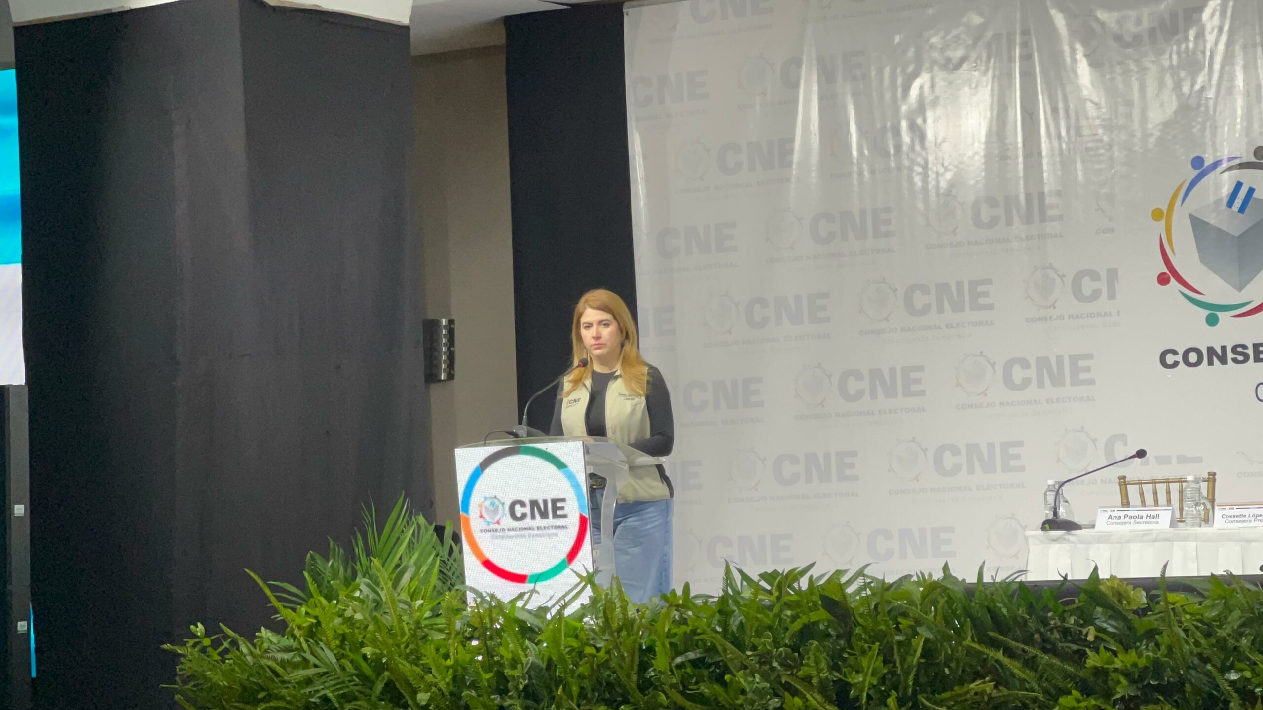 Cossette López CNE