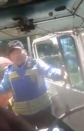 Agente de la DNVT conductor en La Ceiba