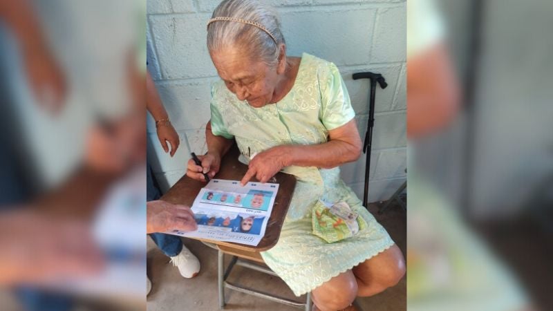 Doña "Chon" da lección de democracia