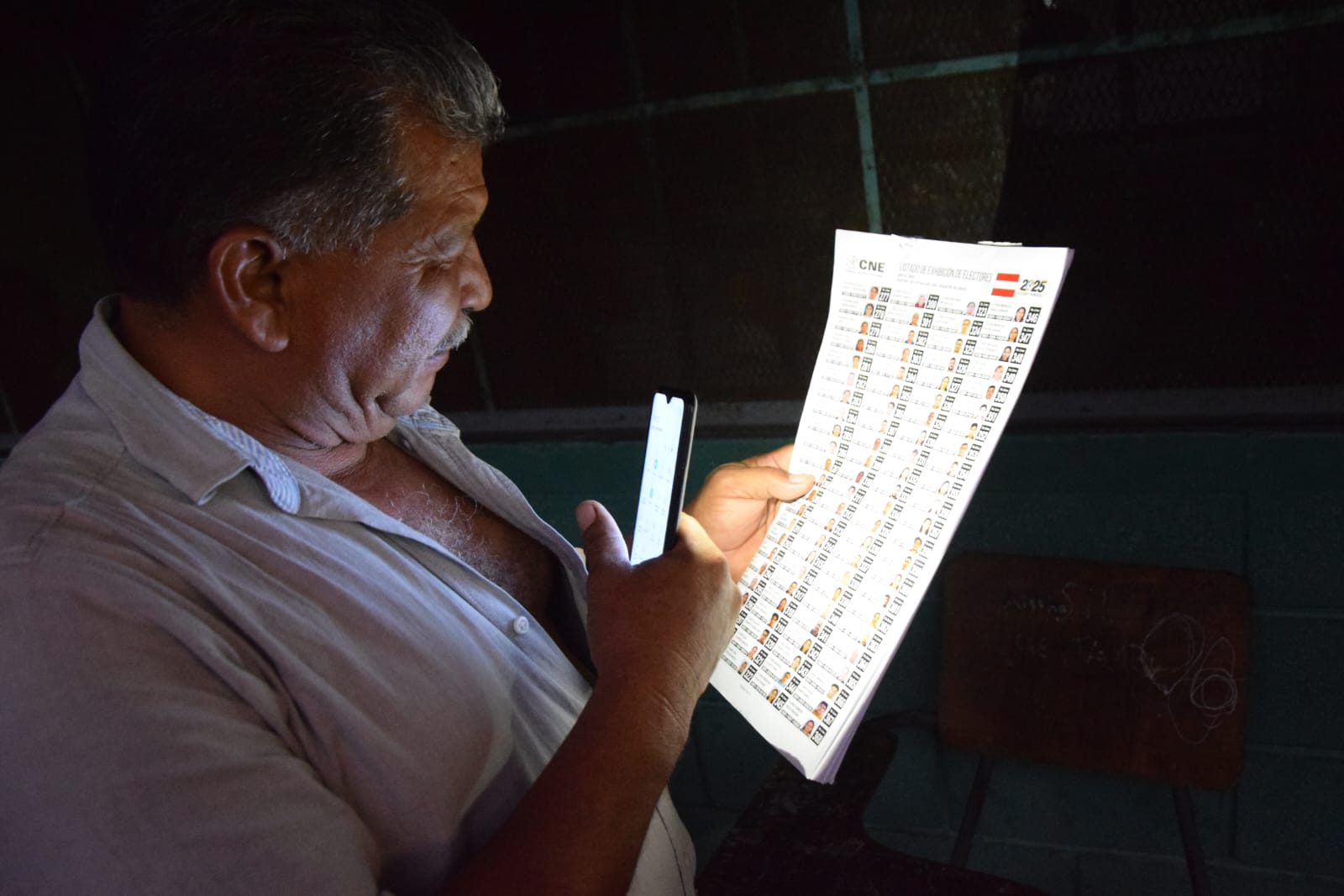 Las fiestas patrias se prolongaron hasta que la oscuridad se adueñó de los centros de votaciones.