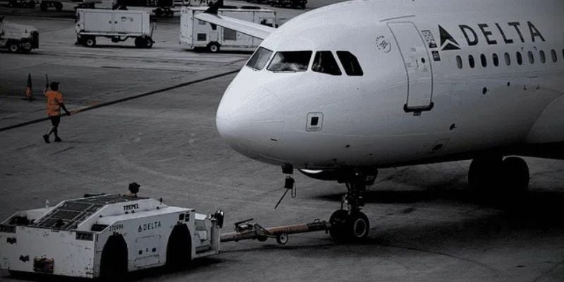 Avión de Delta sufre incendio en motor en Orlando, obligando a evacuación de pasajero