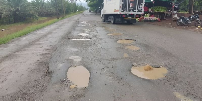 Suspensión de obras de bacheo en carretera Jutiapa-Tela causa alarma entre sectores productivos