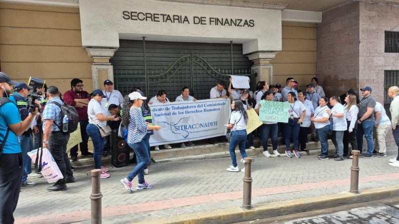 Empleados del CONADEH inician plantón