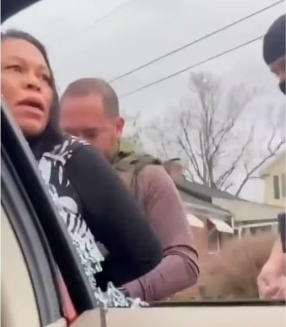 ICE agentes rompen ventana de auto para detenerla