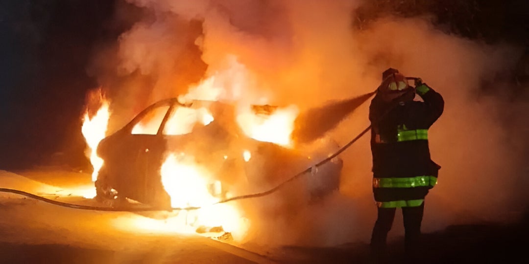 Encuentran una camioneta quemada con una persona en su interior en Danlí