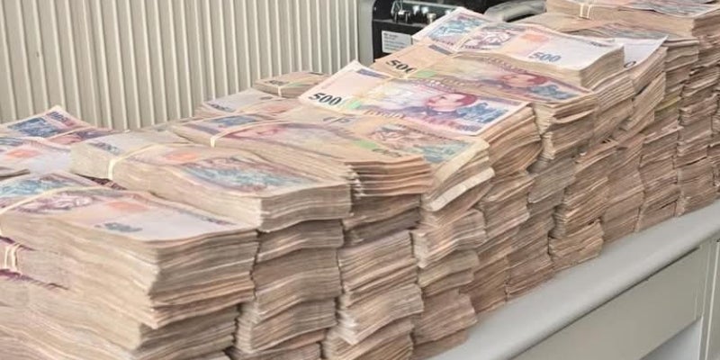 Koriun devolviendo dinero