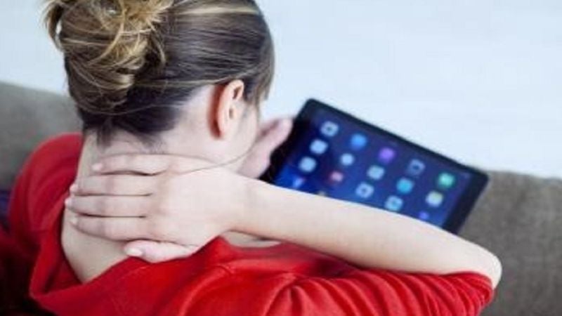 El impacto del uso prolongado de pantallas en la salud cervical: riesgos y soluciones