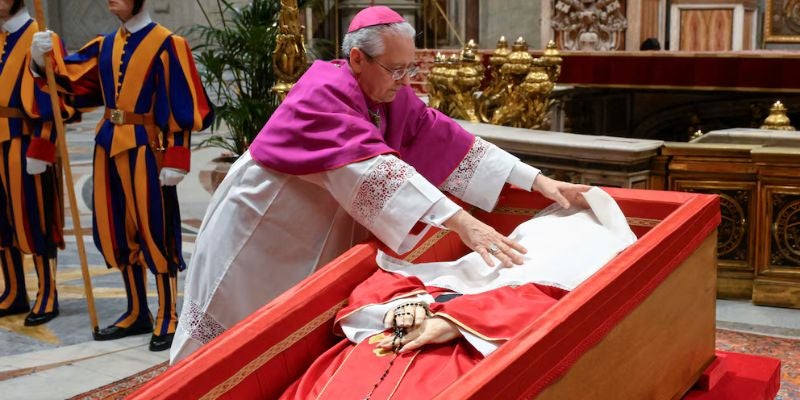 Papa Francisco será sepultado con sus zapatos usados como símbolo de humildad