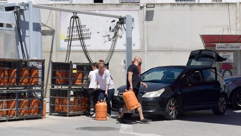 Los clientes compran bombonas de gas en una gasolinera durante un gran apagón que afecta a toda la península Ibérica y al sur de Francia, en Sevilla.