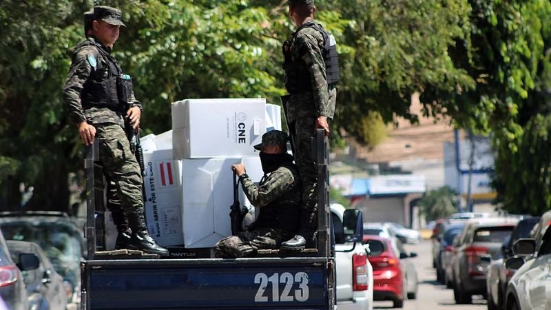 FFAA traslado de urnas
