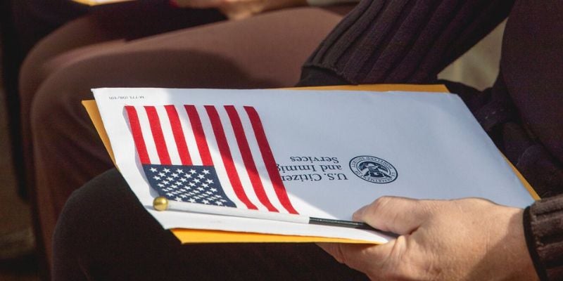 ¿Eres inmigrante? Descubre si debes registrarte hoy ante USCIS y cómo hacerlo fácilmente