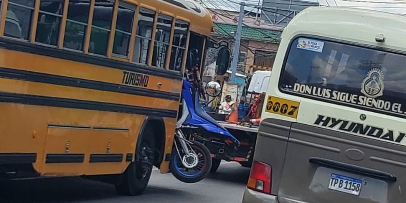 Moto viaja dentro de bus urbano en TGU