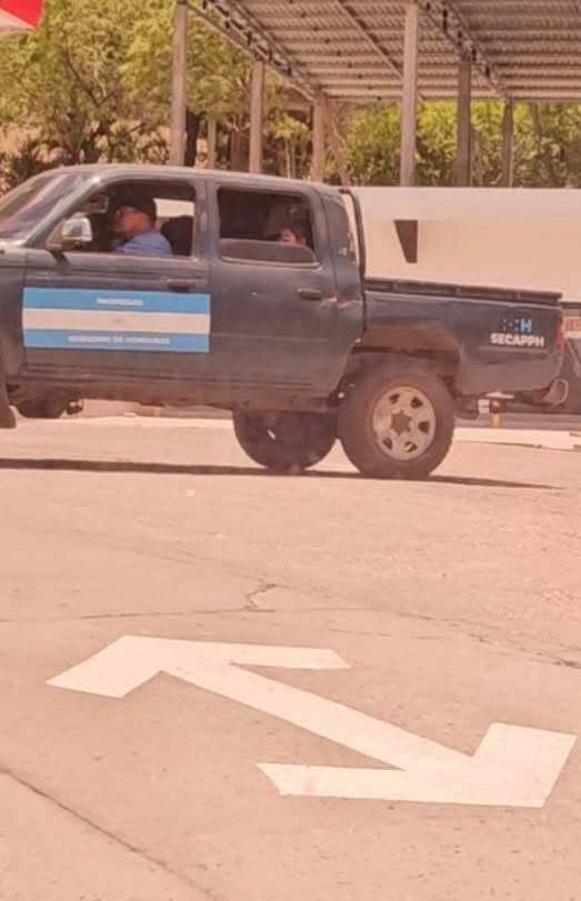 personas bebiendo carro del Estado Choluteca