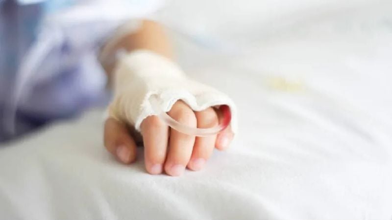 Niña sobrevive de caida mortal