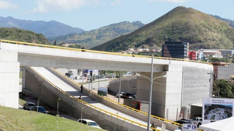 Habilitan paso a desnivel