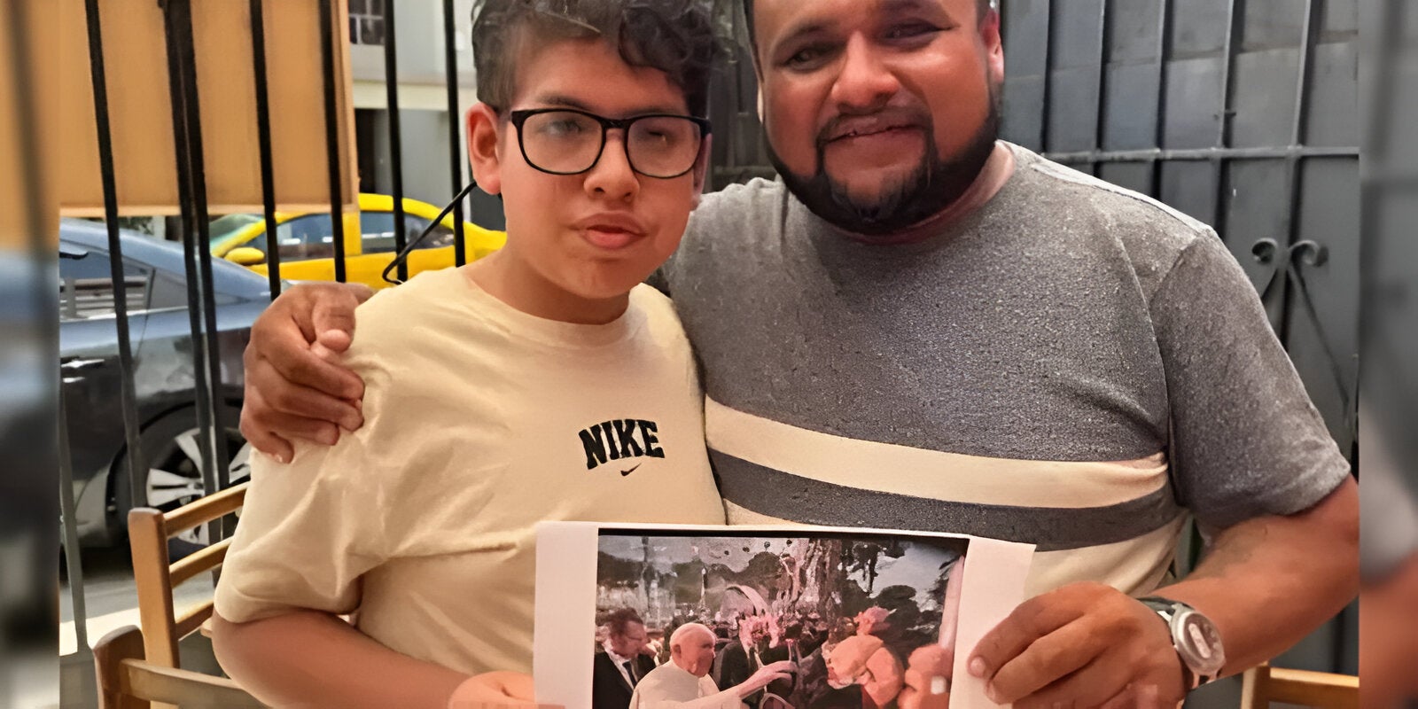 Padre afirma que su hijo sanó de cáncer tras ser bendecido por el Papa Francisco