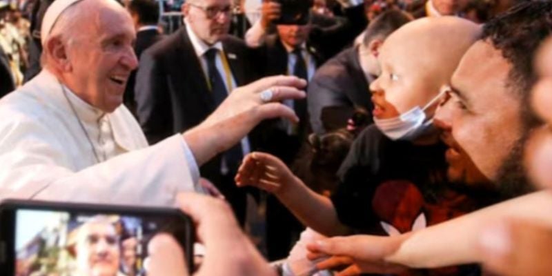 Padre afirma que su hijo sanó de cáncer tras ser bendecido por el Papa Francisco