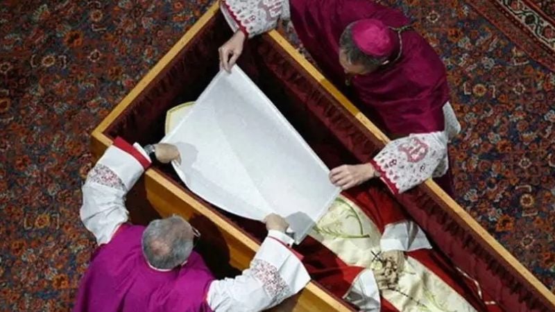 ¿Por qué el papa es enterrado en tres ataúdes? El poderoso simbolismo del último adiós