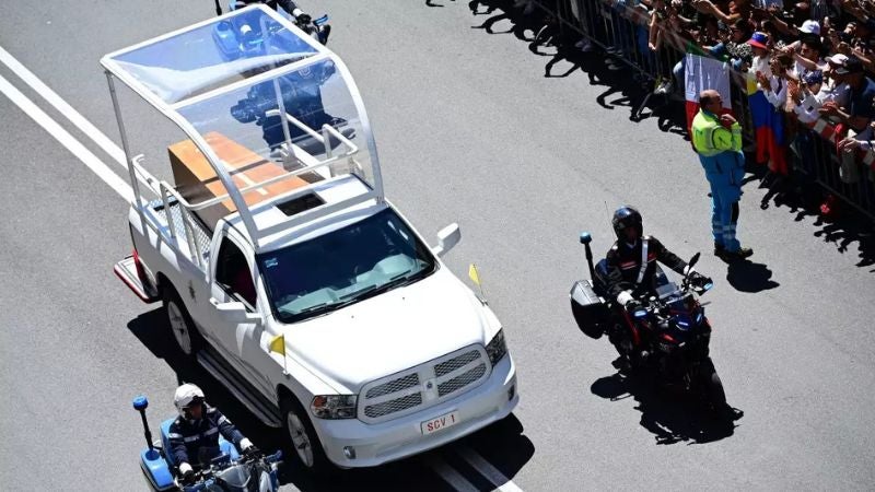 Papamóvil donado por México trasladó los restos del papa Francisco