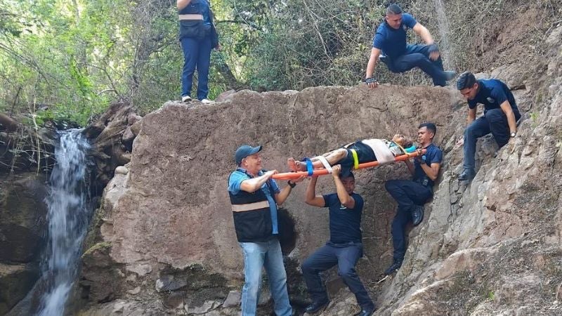 Policías rescatan anciana perdida