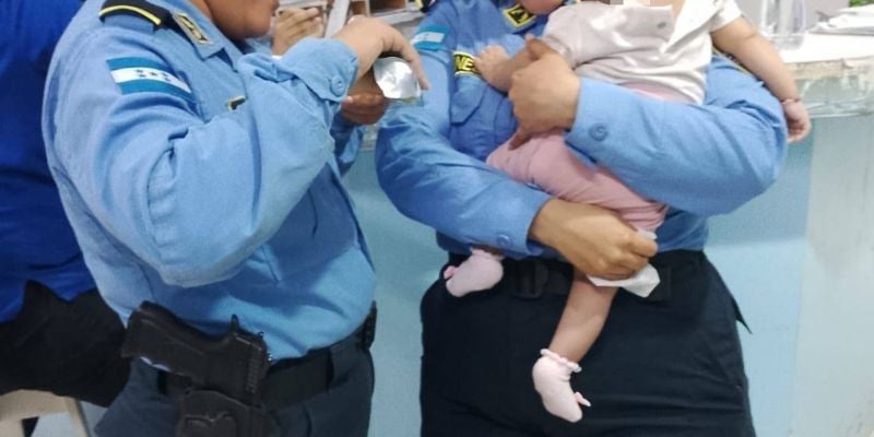 ¡Heroico rescate en Danlí! Policías salvan a bebé tras caída de su madre en estado de ebriedad