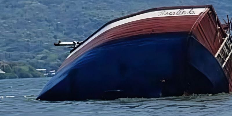 ¡Adiós Rosalinda! El famoso barco se hunde al tocar el mar