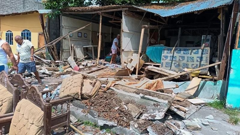 Una treintena de heridos y daños materiales tras fuerte sismo en Ecuador