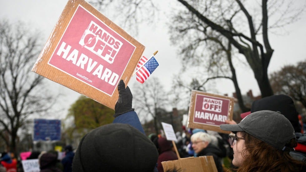 Trump congela 2.200 millones de dólares a Harvard 