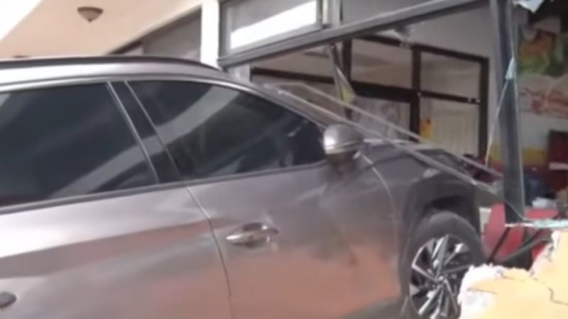 El accidente causó serios daños materiales en la panadería debido al impacto de la camioneta.