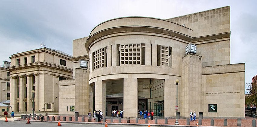 Trump despide al esposo de Kamala Harris del patronato del Museo del Holocausto