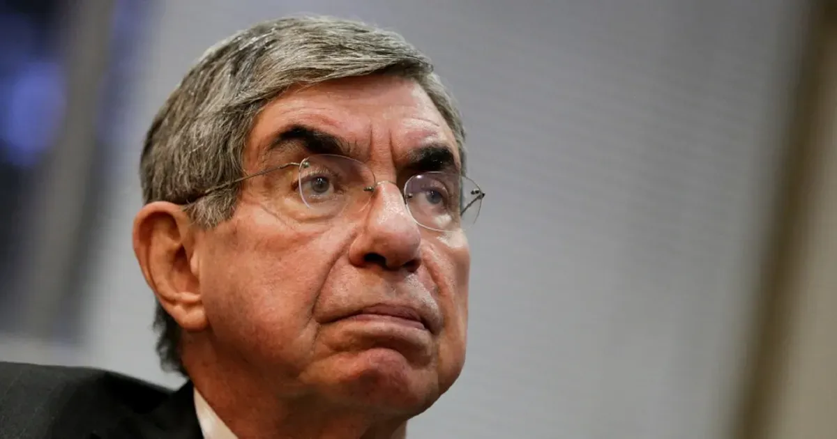 El expresidente de Costa Rica, Óscar Arias (1986-1990 y 2006-2010), afirmó que su gobierno nunca recibió órdenes de Estados Unidos, rechazando la idea de que el país fuera una "república bananera". Durante su mandato, promovió el Tratado de Libre Comercio (TLC) con EE.UU. y estableció relaciones diplomáticas con China en 2007, facilitando un acuerdo comercial con la nación asiática. Recientemente, EE.UU. revocó la visa a tres diputados y una auditora costarricense, señalados por el presidente Rodrigo Chaves y sus ministros de favorecer a la empresa china Huawei en la licitación de redes 5G. En una visita a Costa Rica, el secretario adjunto de EE.UU., Kevin Rubio, elogió la postura del Gobierno de Chaves de excluir a empresas chinas de estos contratos, justificándolo como una medida de seguridad cibernética. Desde 2023, Costa Rica exige que las empresas que compitan en licitaciones de 5G provengan de países firmantes del Convenio de Budapest contra la ciberdelincuencia, lo que excluye a China. Huawei ha intentado revertir esta restricción por vías legales, mientras el Gobierno costarricense defiende su decisión como una estrategia para proteger la información y garantizar transparencia.