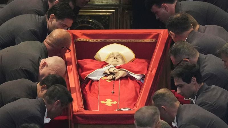 zapatos negros papa Francisco