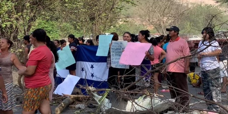 En Villanueva bloquean carretera