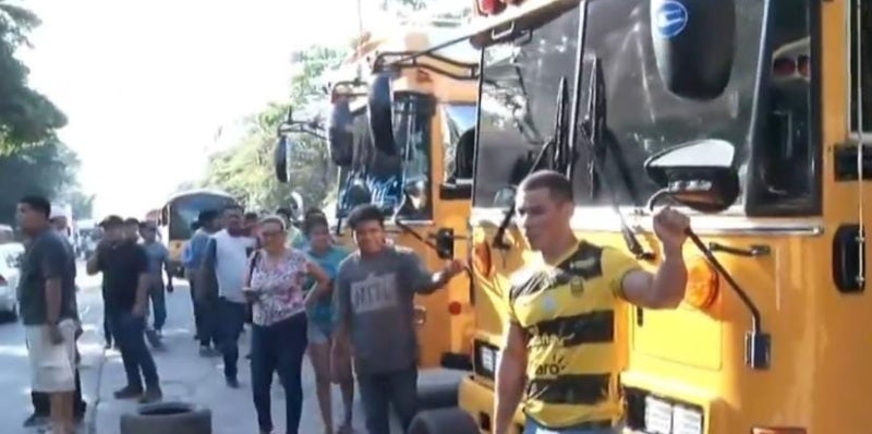 Pobladores exigen reparación de la carretera del Occidente