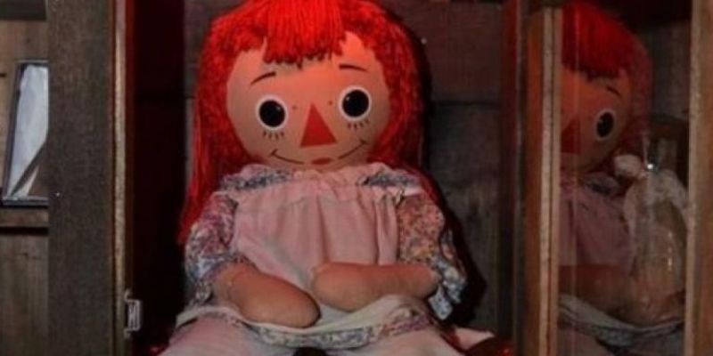 Trasladan a la muñeca "Annabelle" y ocurre un incendio en su nuevo destino: ¿coincidencia o maldición?