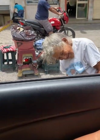 Mujer de 89 años vende tortillas 