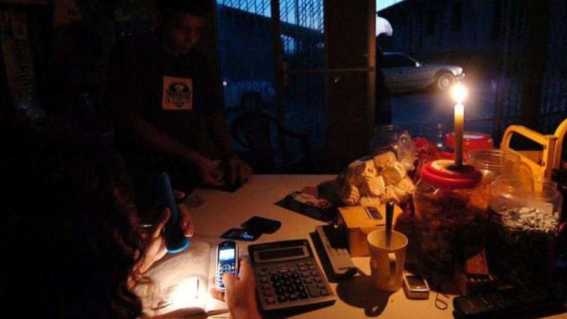 Apagones hunden negocios en Atlántida