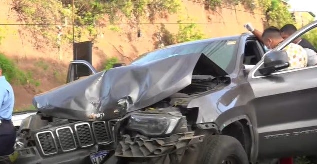 Camioneta con mujeres se estrella colonia San Miguel