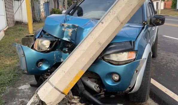 Auto de lujo choca contra un poste en TGU
