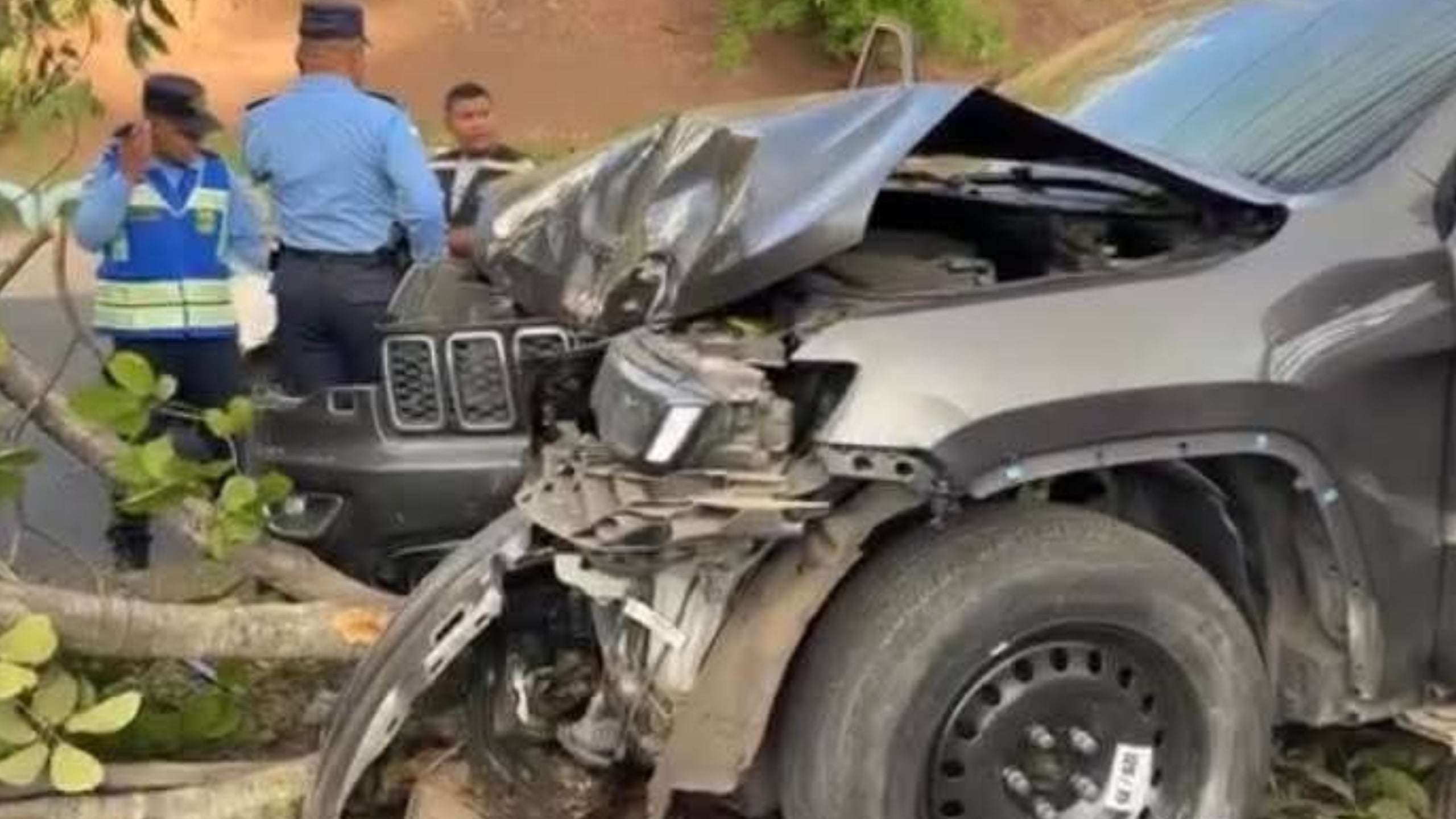 Camioneta con mujeres se estrella colonia San Miguel