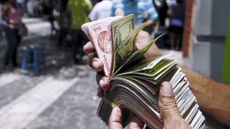 Lempira pierde 2.22% de valor frente al dólar