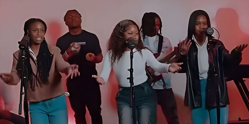 Grupo evangélico hondureño causa sensación al cantar música cristiana al ritmo de punta