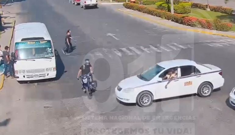 El motociclista venía por su vía cuando lo atropelló el taxista.