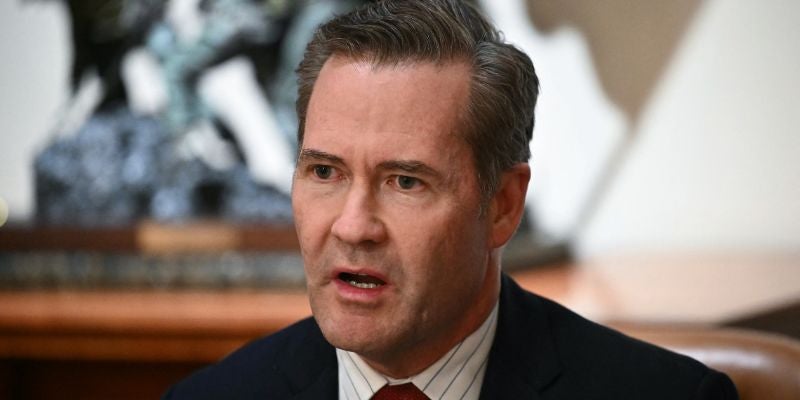 Asesor de seguridad de Trump, Mike Waltz, deja su cargo