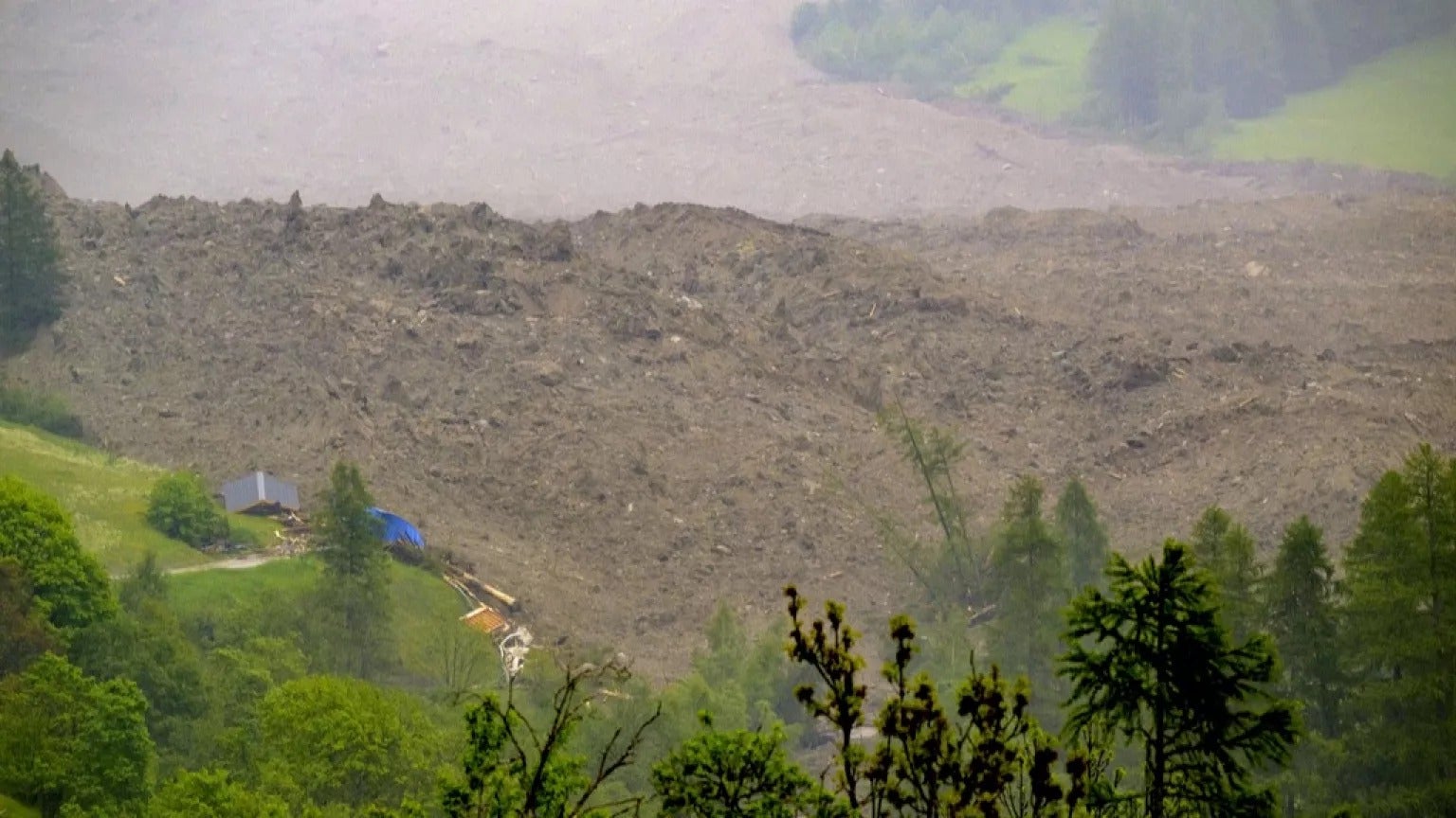 Glaciar colapsa en Suiza y sepulta un pueblo
