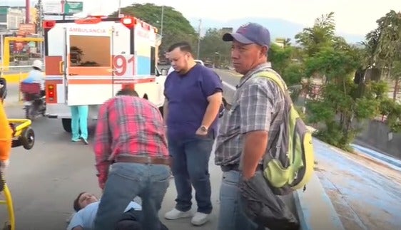 Hombre resulta herido carro en marcha en TGU