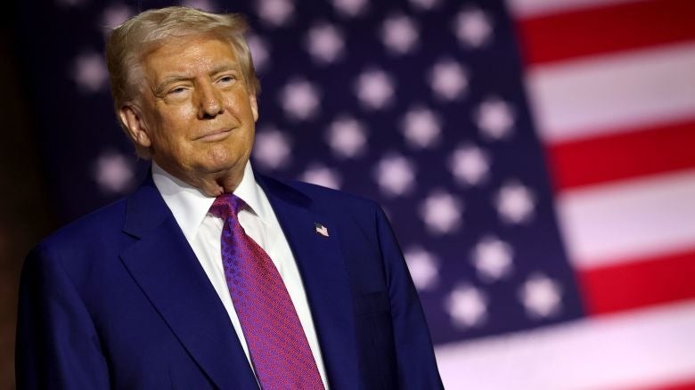 Trump rompe protocolo discurso del Día de los Caídos